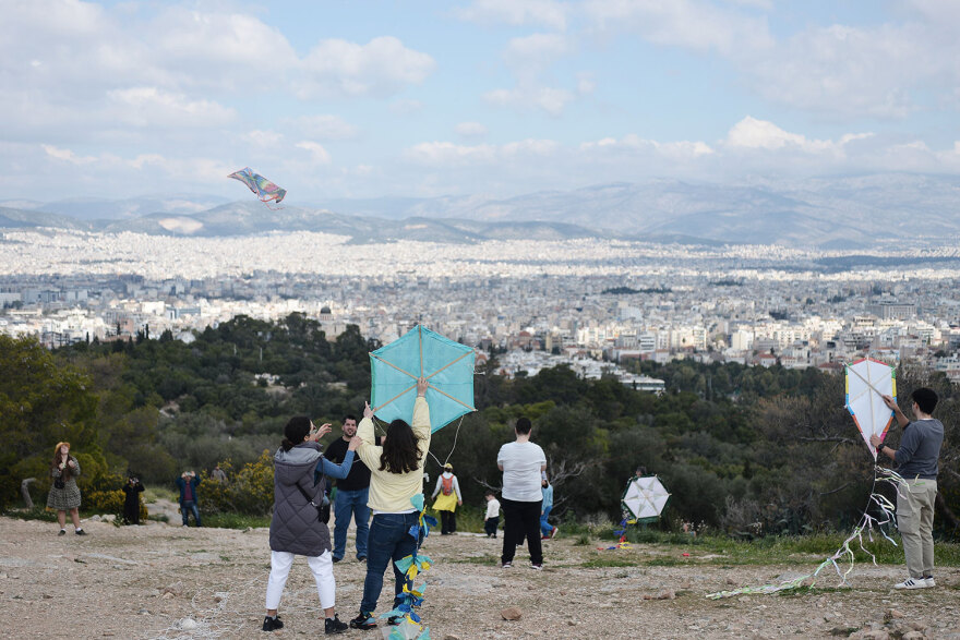 Καθαρά Δευτέρα: Γέμισε με χαρταετούς ο ουρανός πάνω από την Αθήνα - Δείτε βίντεο και φωτογραφίες