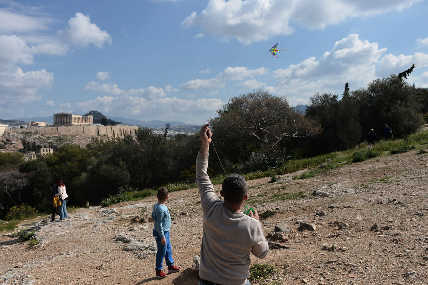 Καθαρά Δευτέρα: Γέμισε με χαρταετούς ο ουρανός πάνω από την Αθήνα - Δείτε βίντεο και φωτογραφίες