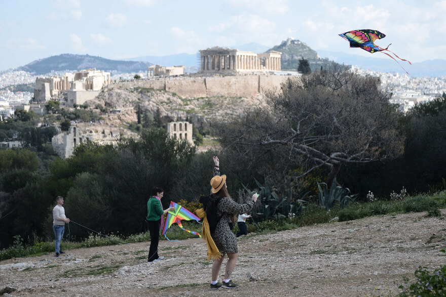 Καθαρά Δευτέρα: Γέμισε με χαρταετούς ο ουρανός πάνω από την Αθήνα - Δείτε βίντεο και φωτογραφίες