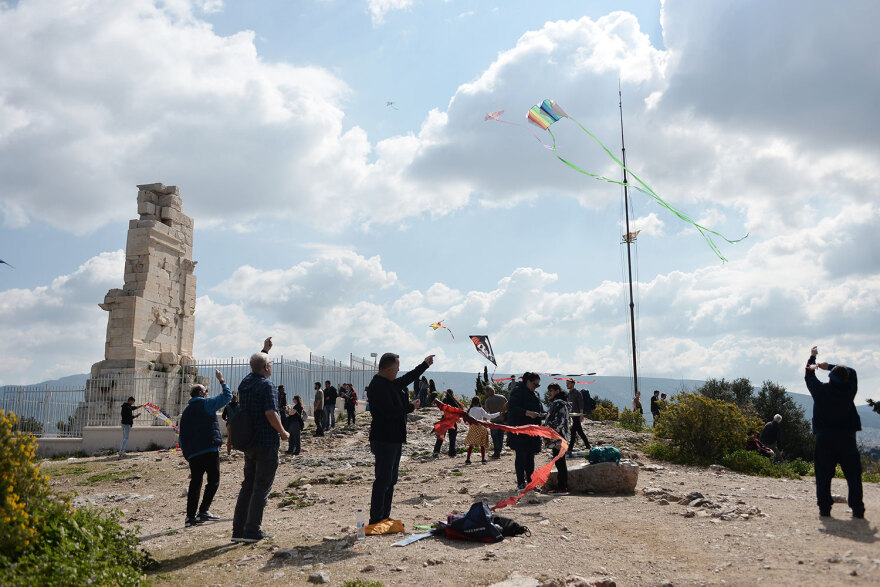Καθαρά Δευτέρα: Γέμισε με χαρταετούς ο ουρανός πάνω από την Αθήνα - Δείτε βίντεο και φωτογραφίες