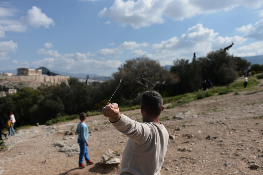 Καθαρά Δευτέρα: Γέμισε με χαρταετούς ο ουρανός πάνω από την Αθήνα - Δείτε βίντεο και φωτογραφίες