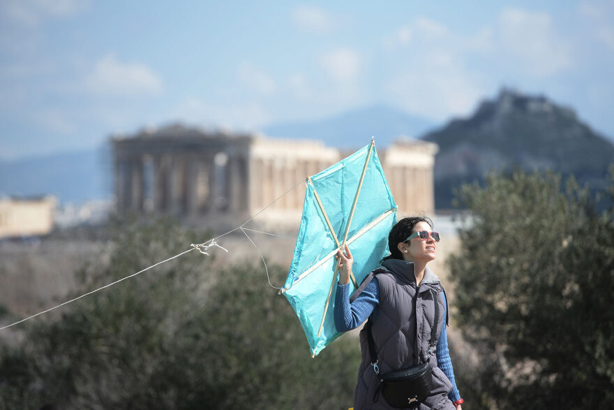 Καθαρά Δευτέρα: Γέμισε με χαρταετούς ο ουρανός πάνω από την Αθήνα - Δείτε βίντεο και φωτογραφίες
