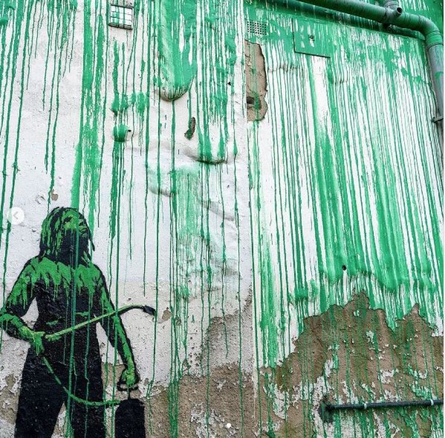 Μέσα σε «βιτρίνα» από πλαστικό το βανδαλισμένο τελευταίο έργο του Banksy