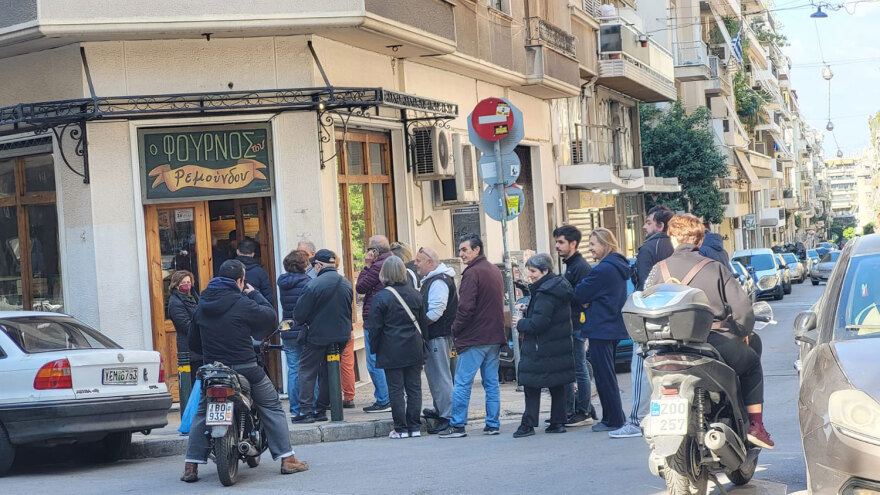 Καθαρά Δευτέρα: Στην ουρά για μία λαγάνα - Πώς λειτουργούν φούρνοι, ζαχαροπλαστεία και αγορές σήμερα (φωτογραφίες)