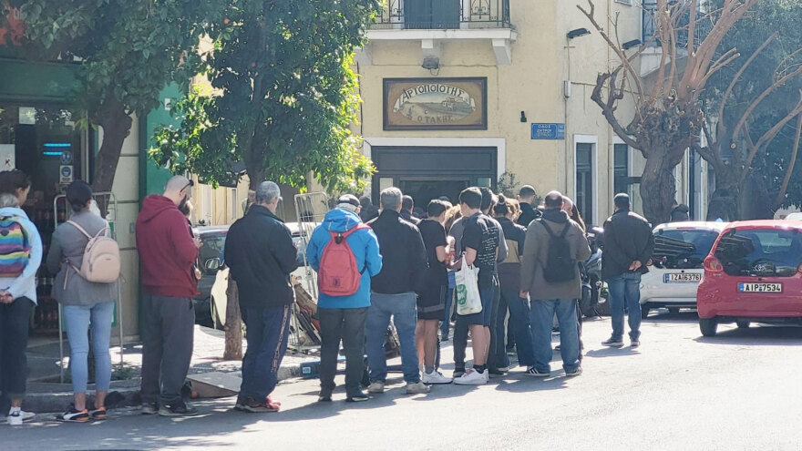 Καθαρά Δευτέρα: Στην ουρά για μία λαγάνα - Πώς λειτουργούν φούρνοι, ζαχαροπλαστεία και αγορές σήμερα (φωτογραφίες)
