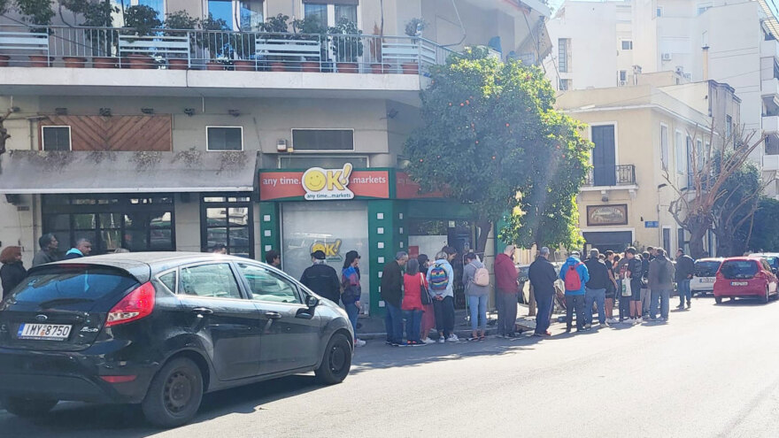 Καθαρά Δευτέρα: Στην ουρά για μία λαγάνα - Πώς λειτουργούν φούρνοι, ζαχαροπλαστεία και αγορές σήμερα (φωτογραφίες)