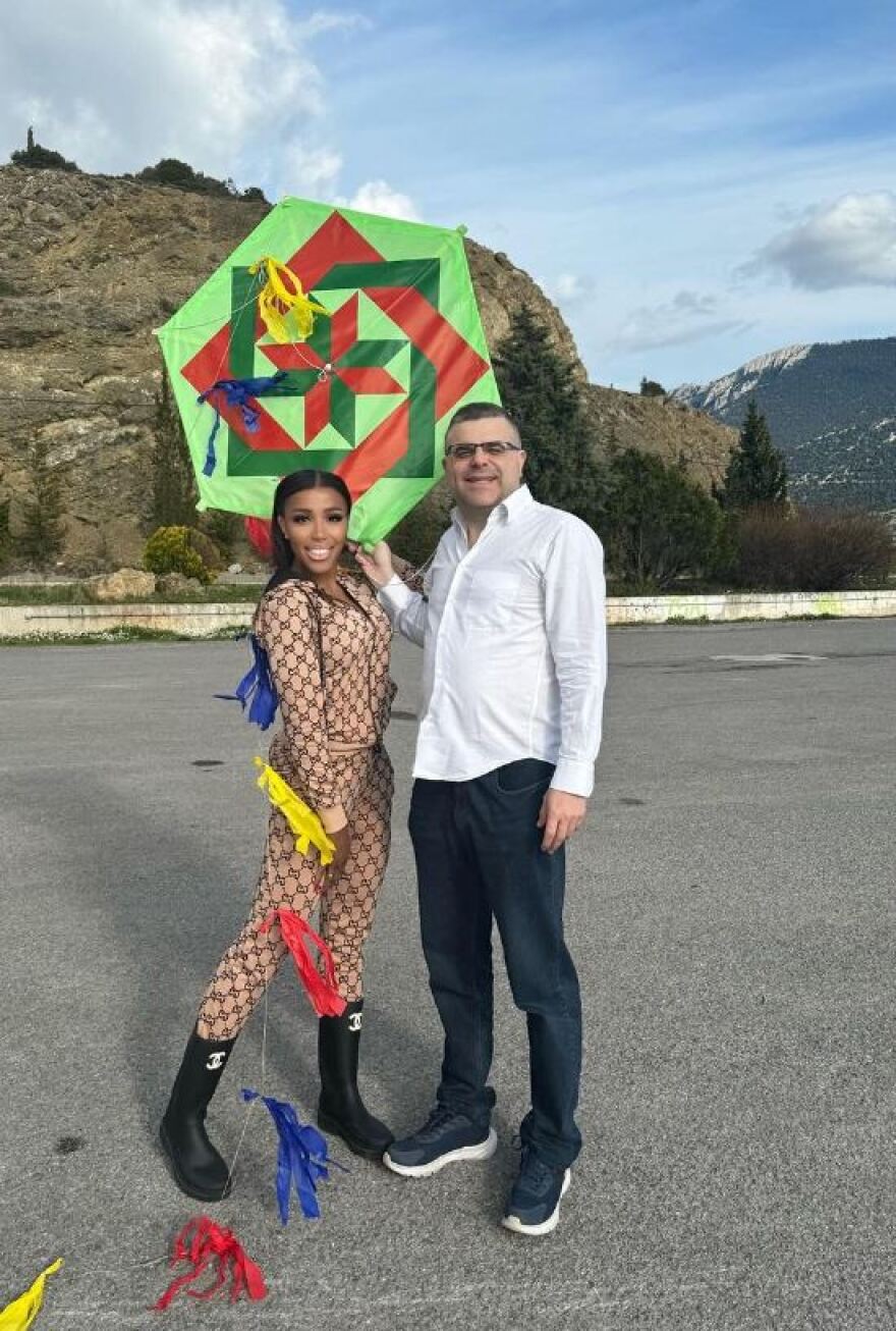 Ελέτσι - Λεμονίδης ευχήθηκαν «καλή Σαρακοστή» με μπουρνούζια και ελληνικές σημαίες