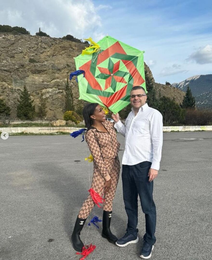 Ελέτσι - Λεμονίδης ευχήθηκαν «καλή Σαρακοστή» με μπουρνούζια και ελληνικές σημαίες