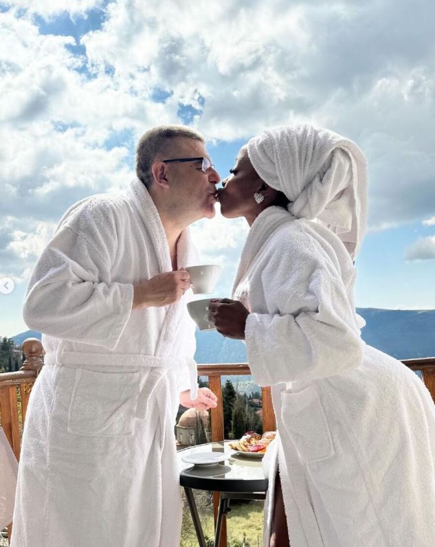 Ελέτσι - Λεμονίδης ευχήθηκαν «καλή Σαρακοστή» με μπουρνούζια και ελληνικές σημαίες