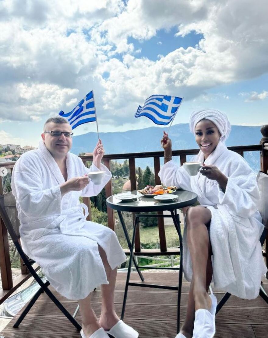 Ελέτσι - Λεμονίδης ευχήθηκαν «καλή Σαρακοστή» με μπουρνούζια και ελληνικές σημαίες