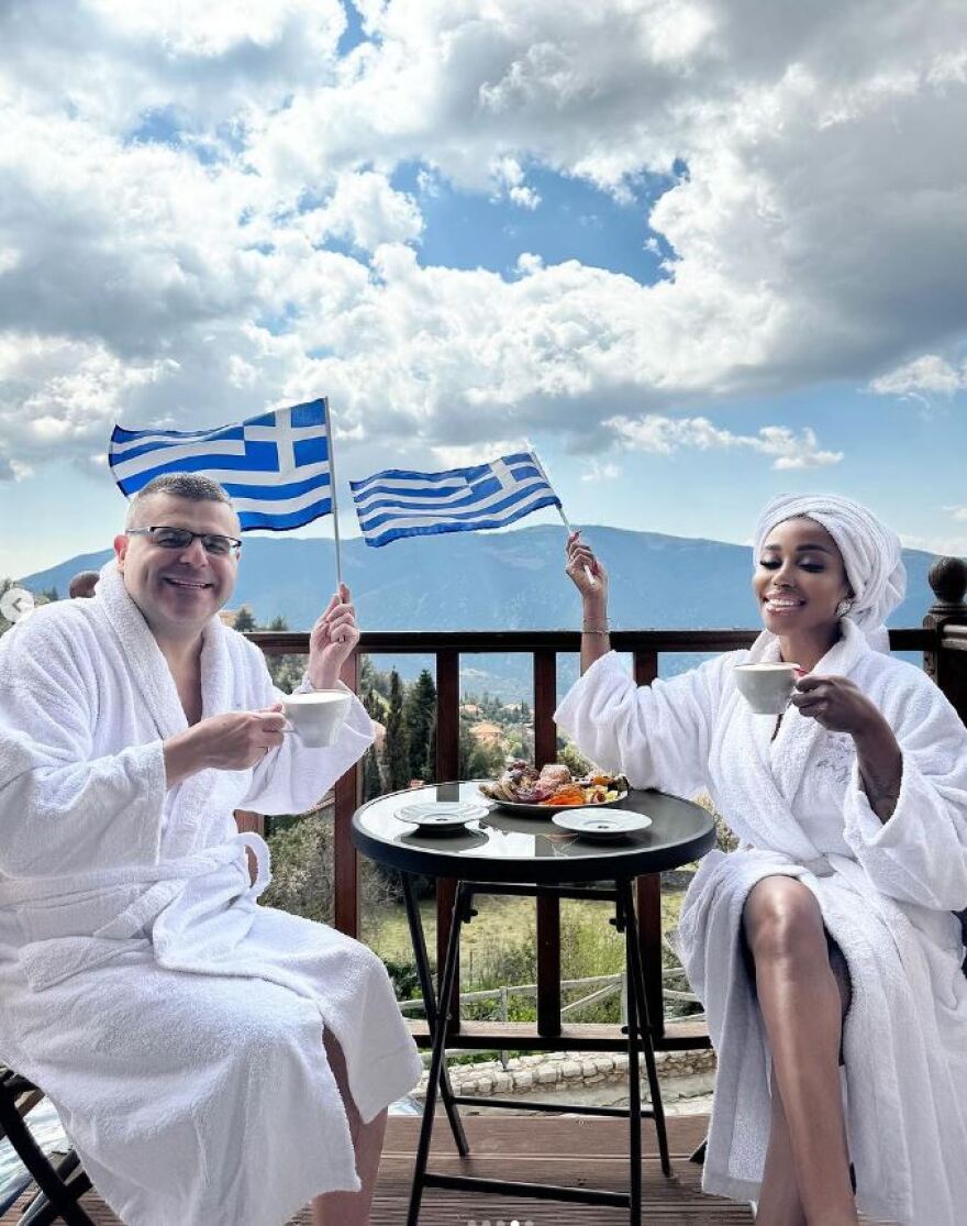 Ελέτσι - Λεμονίδης ευχήθηκαν «καλή Σαρακοστή» με μπουρνούζια και ελληνικές σημαίες