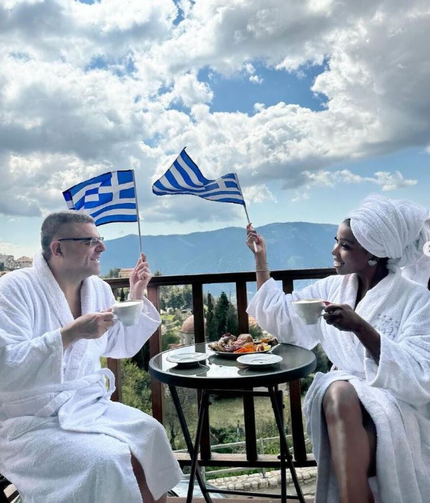 Ελέτσι - Λεμονίδης ευχήθηκαν «καλή Σαρακοστή» με μπουρνούζια και ελληνικές σημαίες