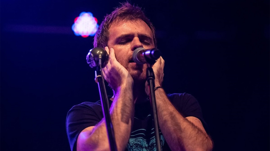 Ο Γιάννης Αγγελάκας προτείνει νέους καλλιτέχνες και τραγουδά μαζί τους