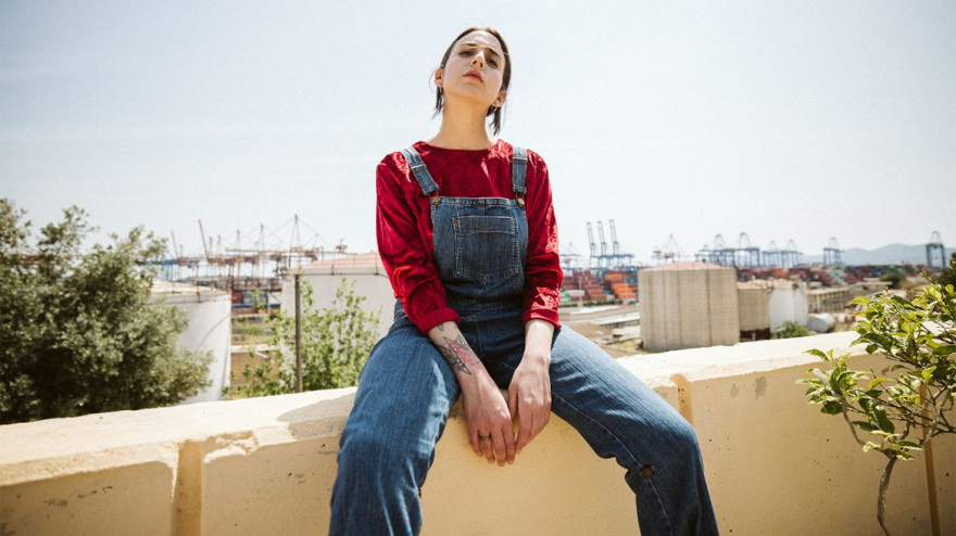 Ο Γιάννης Αγγελάκας προτείνει νέους καλλιτέχνες και τραγουδά μαζί τους