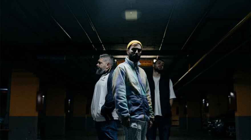 Ο Γιάννης Αγγελάκας προτείνει νέους καλλιτέχνες και τραγουδά μαζί τους