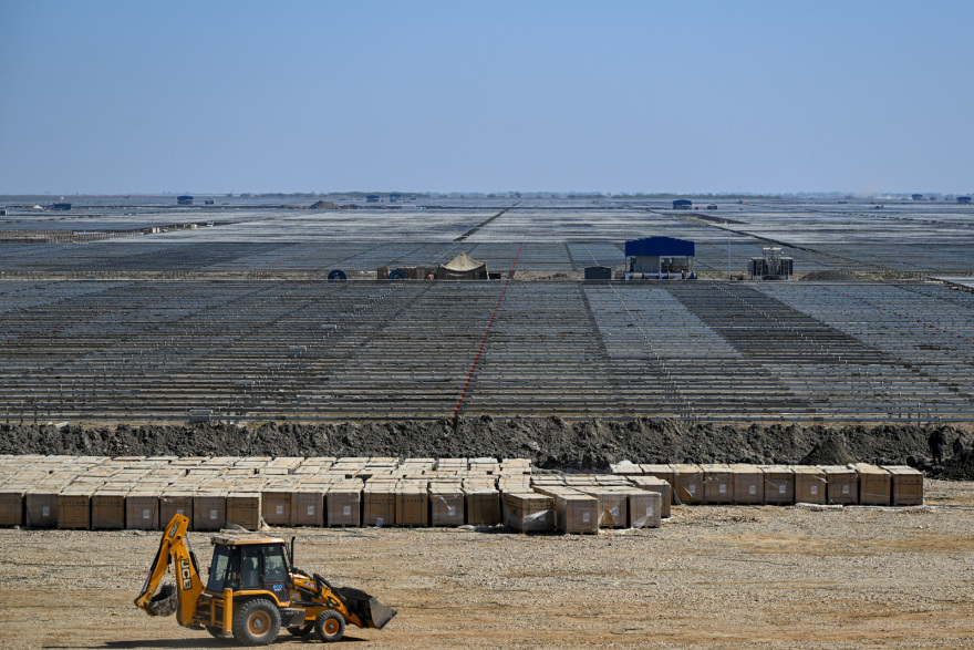 Ινδία: Το μεγαλύτερο εργοστάσιο καθαρής ενέργειας στον κόσμο - Με έκταση πέντε φορές σαν το Παρίσι