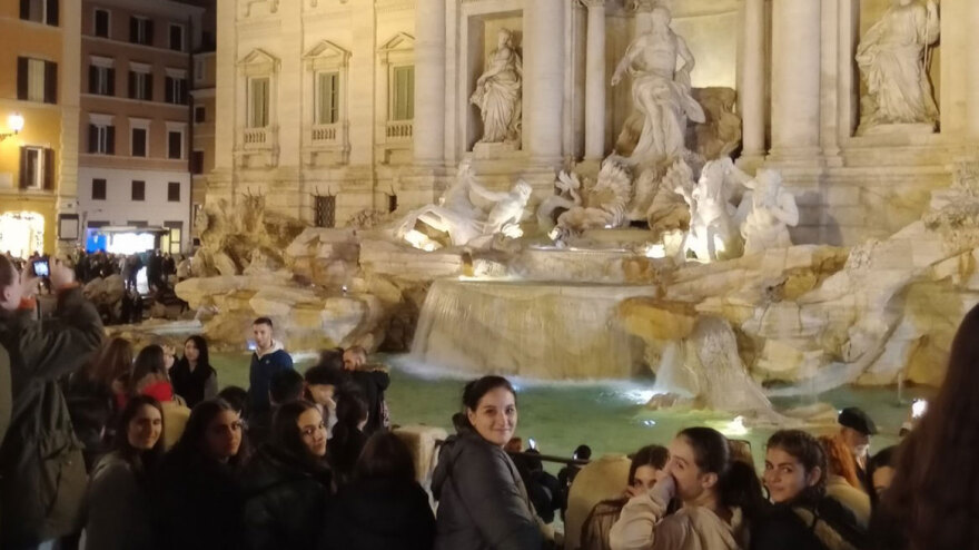 Μαθητές από την Ελλάδα παρουσίασαν στη Ρώμη την Αγνοδίκη, την πρώτη γυναίκα γιατρό της αρχαιότητας