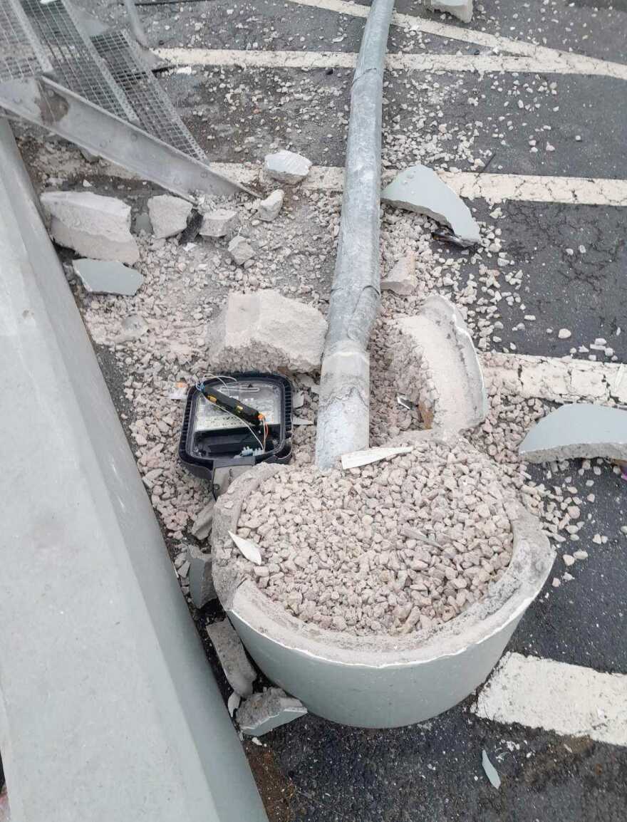 Πειραιάς: Τροχαίο με σοβαρά τραυματία έναν 22χρονο - Το αυτοκίνητό του χτύπησε στις μπάρες και ανετράπη