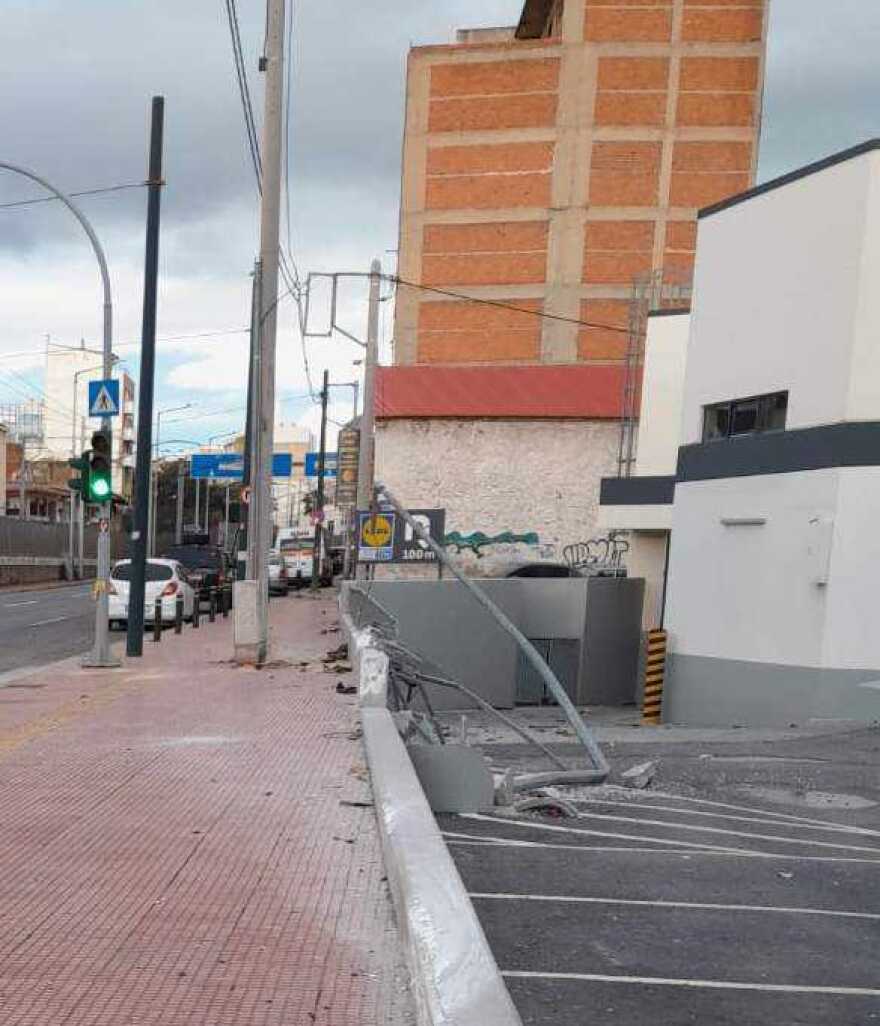 Πειραιάς: Τροχαίο με σοβαρά τραυματία έναν 22χρονο - Το αυτοκίνητό του χτύπησε στις μπάρες και ανετράπη