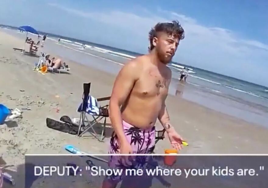 Η στιγμή που αστυνομικοί ξυπνούν ζευγάρι μεθυσμένων Αμερικανών στην παραλία και τα παιδιά τους είναι... άφαντα