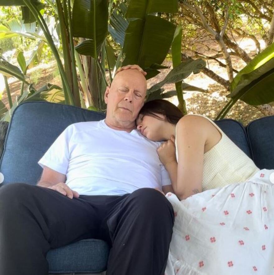 Ντέμι Μουρ - Μπρους Γουίλις: Οι κόρες τους ποζάρουν με ροζ μαγιό