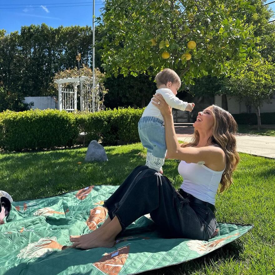 Μαρία Μενούνος: Παίζει με την κόρη της στον κήπο