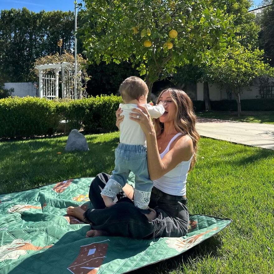 Μαρία Μενούνος: Παίζει με την κόρη της στον κήπο