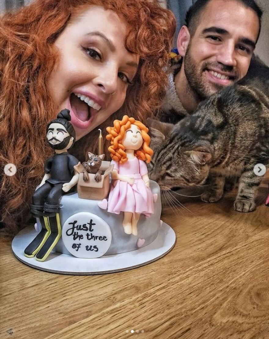 Σοφία Κουρτίδου: Γιορτάζει τα γενέθλιά της με τον σύντροφό της, Γιάννη Σεβδικάλη και τη γάτα τους