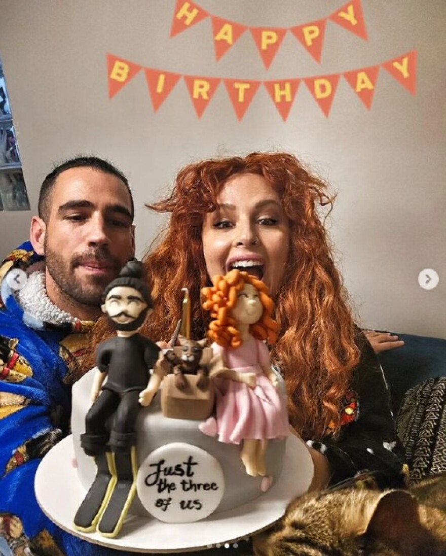 Σοφία Κουρτίδου: Γιορτάζει τα γενέθλιά της με τον σύντροφό της, Γιάννη Σεβδικάλη και τη γάτα τους