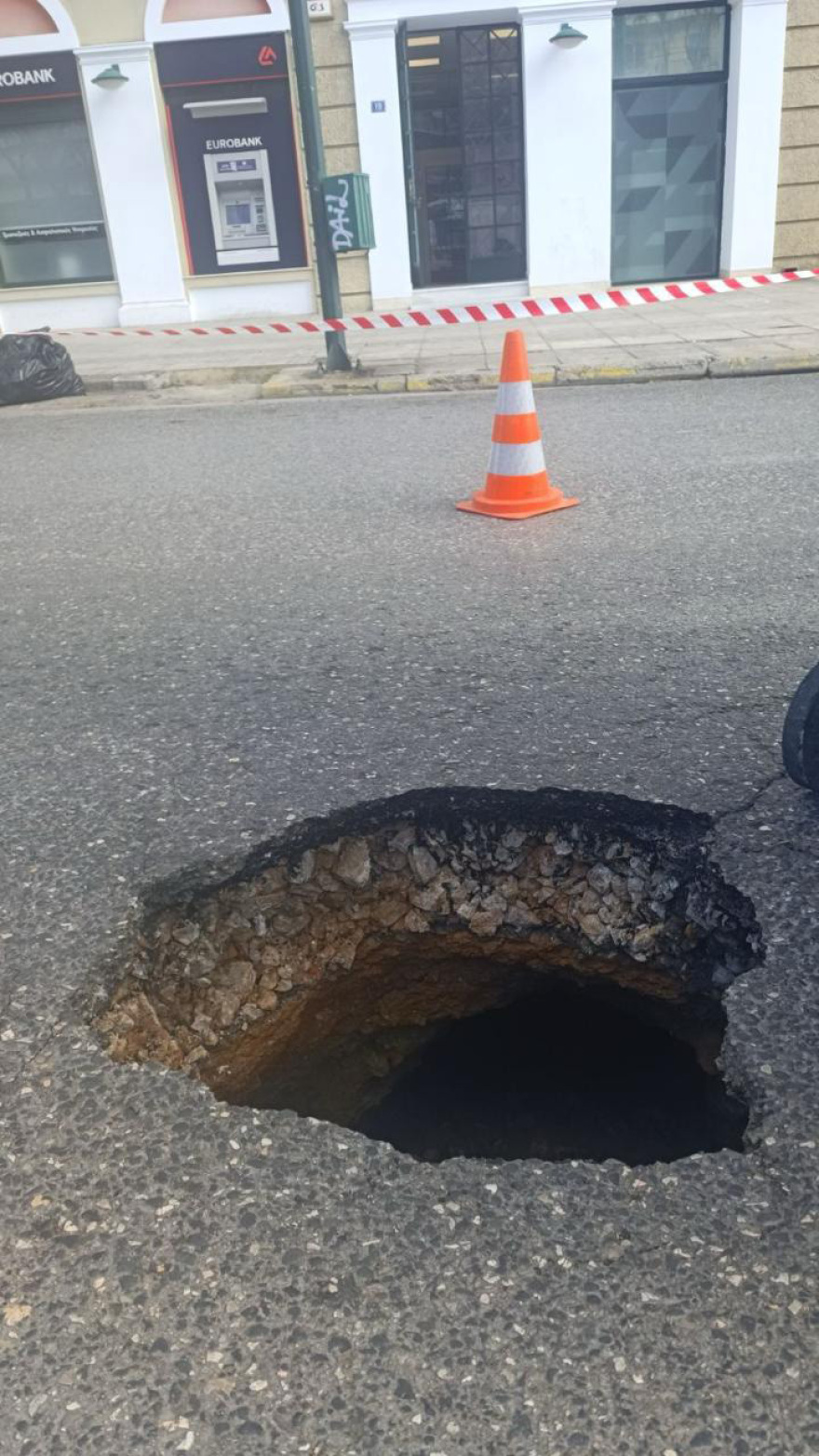 Οδός Καλλιρρόης: Το… ριφιφί του 1992 ευθύνεται για την καθίζηση στο οδόστρωμα - Δείτε φωτογραφίες