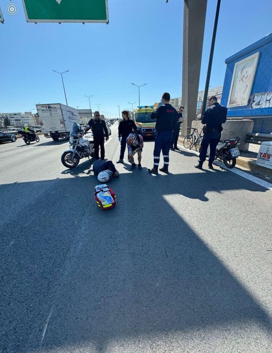 Ποδηλάτης παρέσυρε μοτοσικλετιστή στον Κηφισό και τον εγκατέλειψε στο οδόστρωμα - Στο νοσοκομείο ο τραυματίας