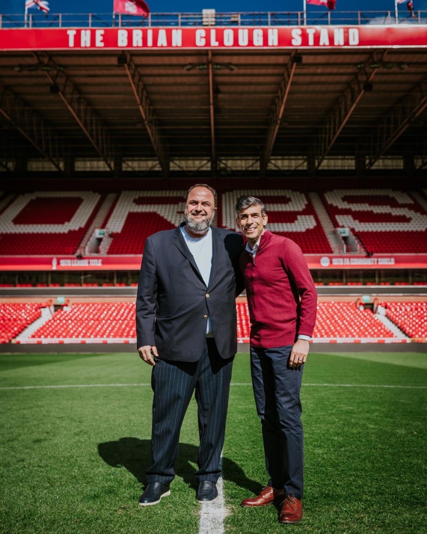 Πρωτοβουλία για την υγεία - Ο Μαρινάκης υποδέχτηκε τον Σούνακ στο γήπεδο της Νότιγχαμ Φόρεστ (Βίντεο)