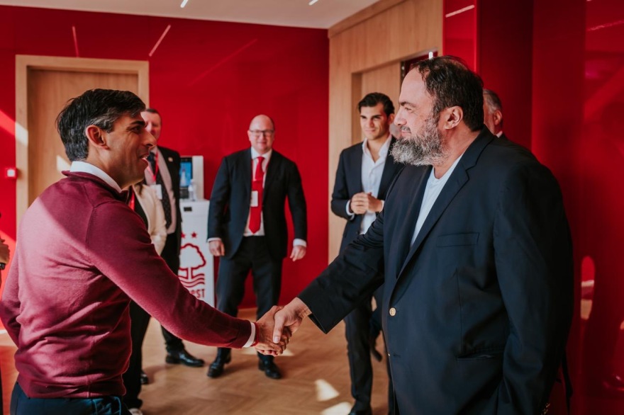 Πρωτοβουλία για την υγεία - Ο Μαρινάκης υποδέχτηκε τον Σούνακ στο γήπεδο της Νότιγχαμ Φόρεστ (Βίντεο)