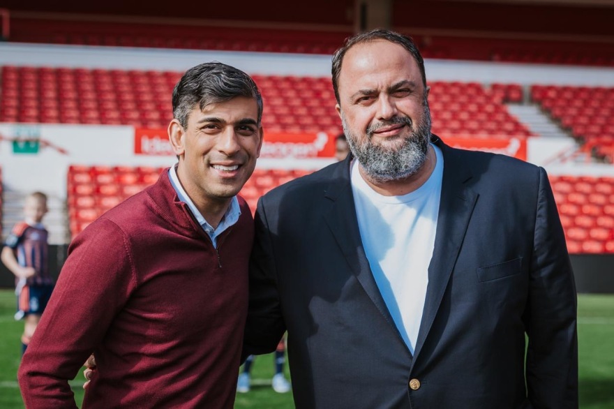 Πρωτοβουλία για την υγεία - Ο Μαρινάκης υποδέχτηκε τον Σούνακ στο γήπεδο της Νότιγχαμ Φόρεστ (Βίντεο)