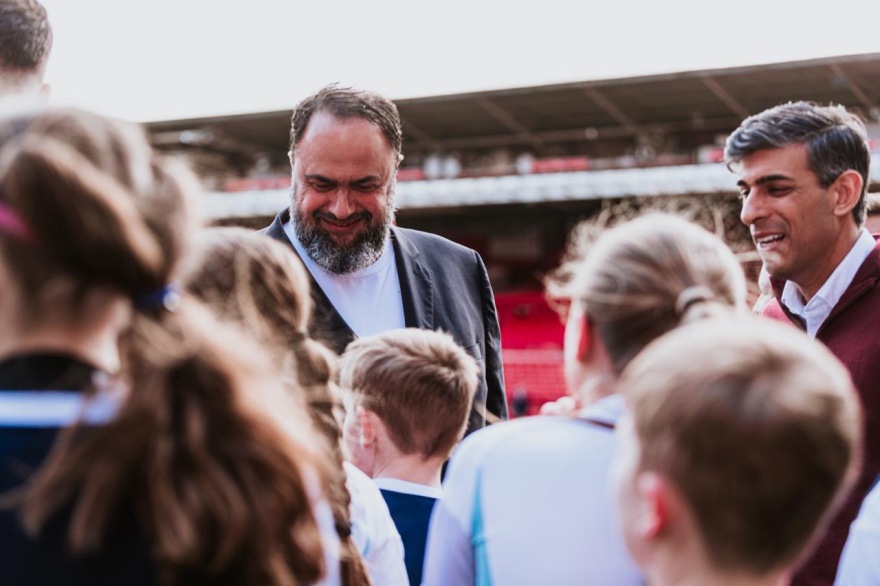 Πρωτοβουλία για την υγεία - Ο Μαρινάκης υποδέχτηκε τον Σούνακ στο γήπεδο της Νότιγχαμ Φόρεστ (Βίντεο)