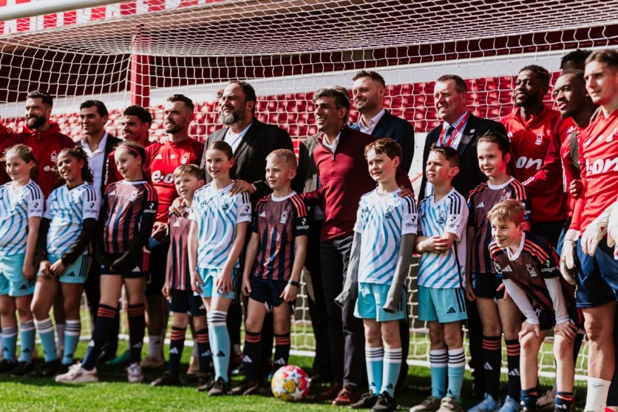 Πρωτοβουλία για την υγεία - Ο Μαρινάκης υποδέχτηκε τον Σούνακ στο γήπεδο της Νότιγχαμ Φόρεστ (Βίντεο)