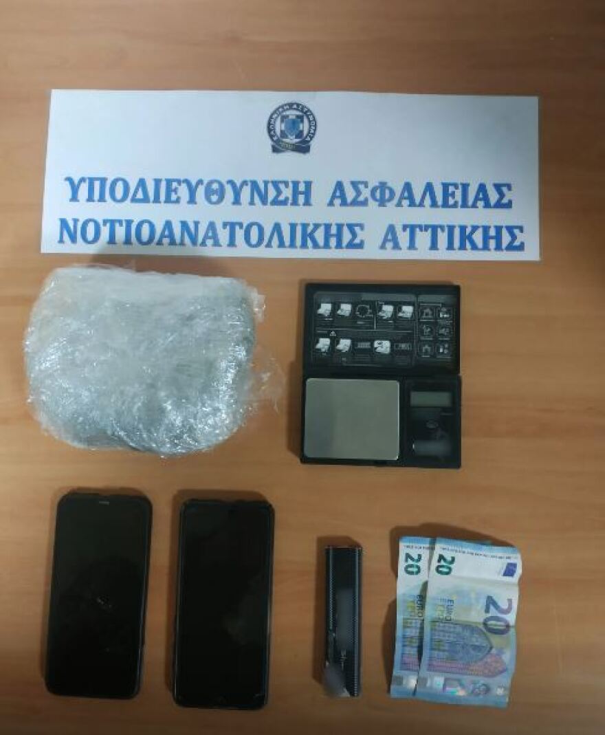 Γλυφάδα: Χειροπέδες σε 17χρονους - Είχαν μαζί τους κάνναβη και ηλεκτρονική ζυγαριά