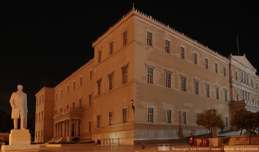 Ώρα της Γης: Έσβησαν τα φώτα στην Ακρόπολη και στη Βουλή για μια ώρα