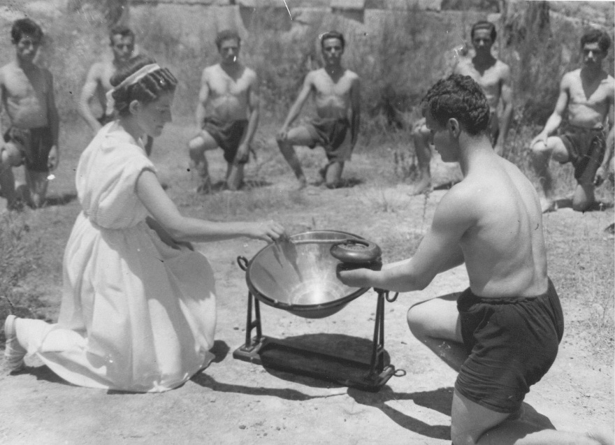 Ολυμπιακοί Αγώνες 2024: Η αφή της Φλόγας, οι κίονες και τα ενδυματολογικά μαθήματα 