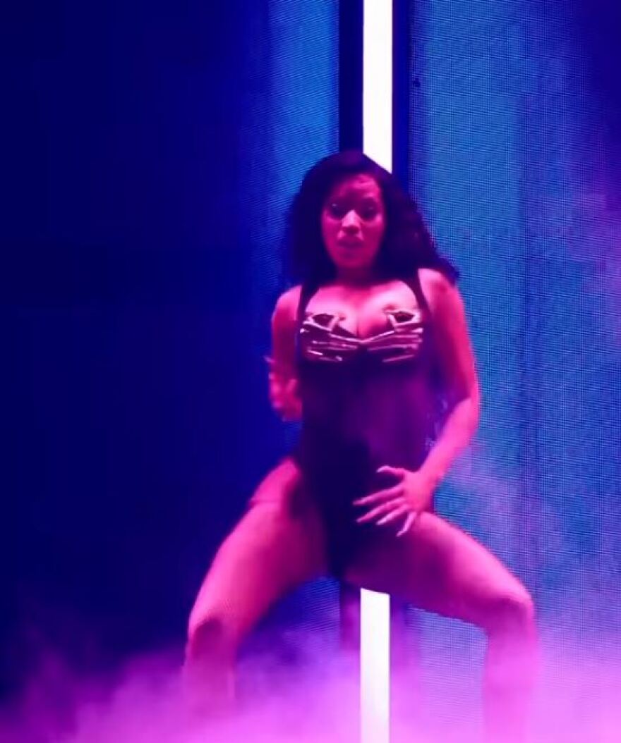 Νίκι Μινάζ: Οι προκλητικοί χοροί της στις συναυλίες της - Δείτε βίντεο