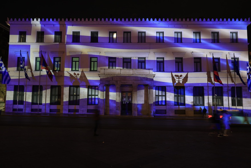 Το εντυπωσιακό βίντεο με τη φωταγώγηση του δημαρχείου Αθηνών για την 25η Μαρτίου