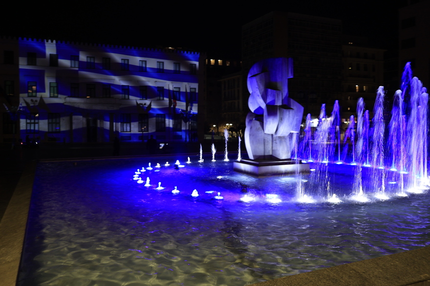 Το εντυπωσιακό βίντεο με τη φωταγώγηση του δημαρχείου Αθηνών για την 25η Μαρτίου