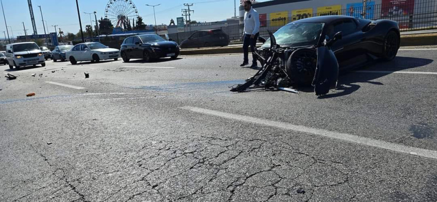 Τροχαίο στον Κηφισό: Maserati MC20 εμφανίζεται κομμένη στη μέση - Δείτε φωτογραφία