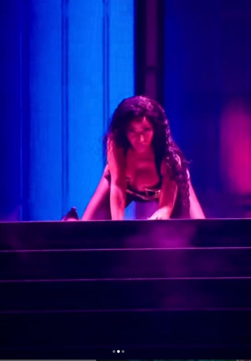 Νίκι Μινάζ: Οι προκλητικοί χοροί της στις συναυλίες της - Δείτε βίντεο