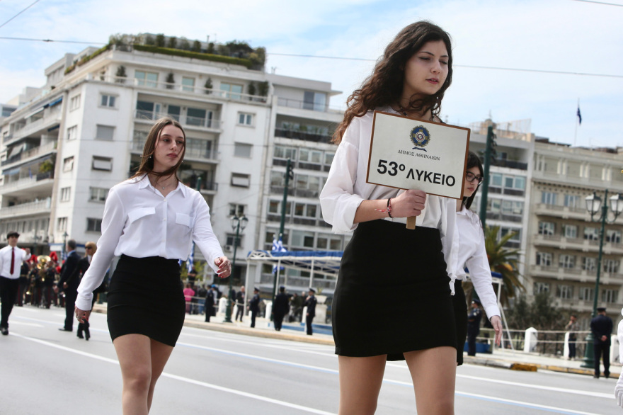 Μαθητική παρέλαση στην Αθήνα με 230 σχολεία - «Με πίστη και σθένος μπορούμε να πετύχουμε πολλά» το μήνυμα Πιερρακάκη