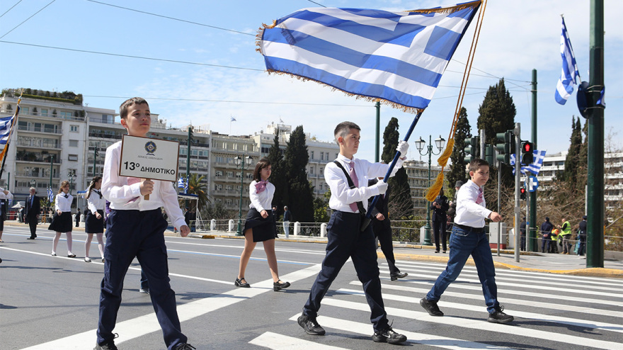 Μαθητική παρέλαση στην Αθήνα με 230 σχολεία - «Με πίστη και σθένος μπορούμε να πετύχουμε πολλά» το μήνυμα Πιερρακάκη