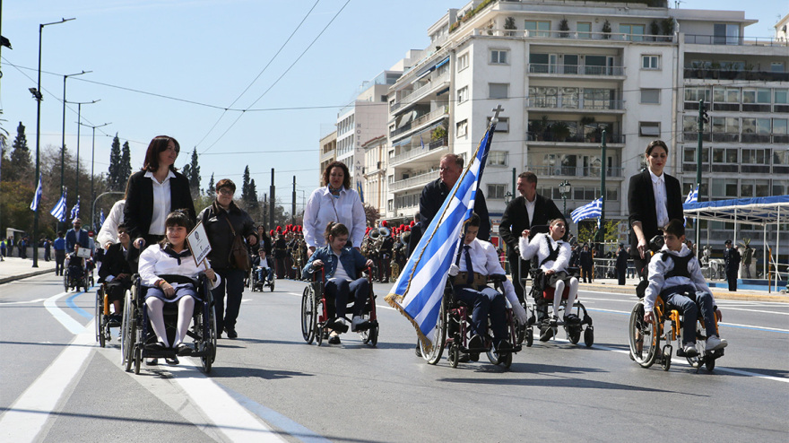 Μαθητική παρέλαση στην Αθήνα με 230 σχολεία - «Με πίστη και σθένος μπορούμε να πετύχουμε πολλά» το μήνυμα Πιερρακάκη