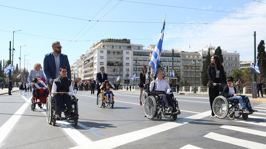 Μαθητική παρέλαση στην Αθήνα με 230 σχολεία - «Με πίστη και σθένος μπορούμε να πετύχουμε πολλά» το μήνυμα Πιερρακάκη