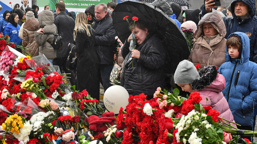 Μακελειό στη Μόσχα: Η Ρωσία θρηνεί τους νεκρούς της - Κυνηγάει τους ΛΟΑΤΚΙ και όχι τους πραγματικούς τρομοκράτες, λένε οι επικριτές του Πούτιν
