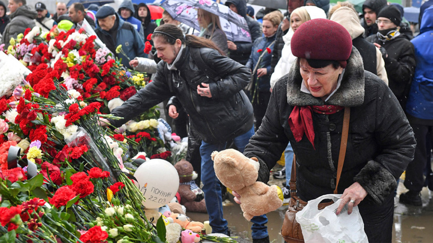 Μακελειό στη Μόσχα: Η Ρωσία θρηνεί τους νεκρούς της - Κυνηγάει τους ΛΟΑΤΚΙ και όχι τους πραγματικούς τρομοκράτες, λένε οι επικριτές του Πούτιν